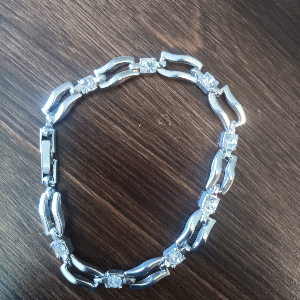 Elegant Silver Bracelet with Crystal Accents